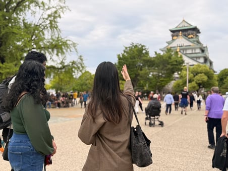Guide explananing about Osaka Castle